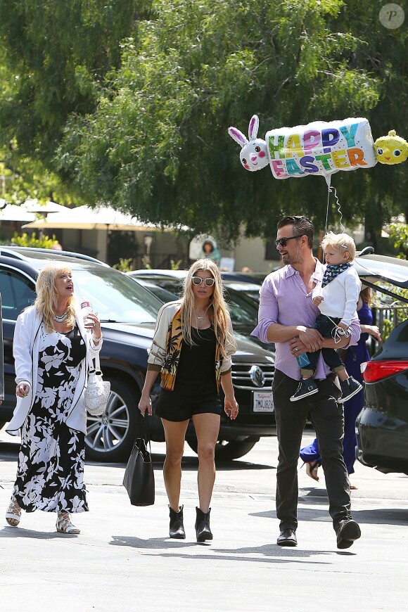 Fergie, ses parents Jon Patrick Ferguson et Theresa Ann Ferguson, son mari Josh Duhamel et leur fils Axl se rendent à la messe pour Pâques à Brentwood, le 27 mars 2016.