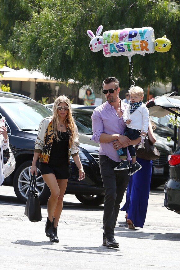 Fergie, ses parents Jon Patrick Ferguson et Theresa Ann Ferguson, son mari Josh Duhamel et leur fils Axl se rendent à la messe pour Pâques à Brentwood, le 27 mars 2016.