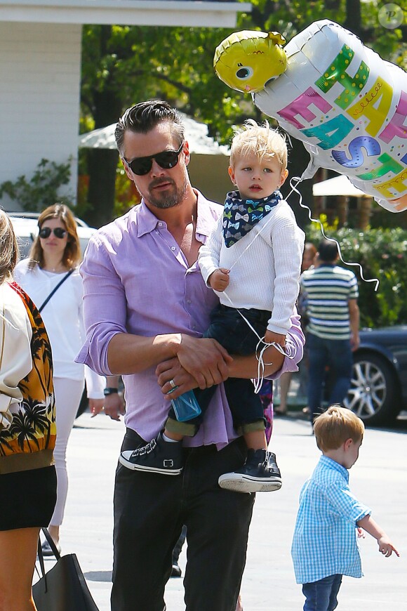 Fergie, ses parents Jon Patrick Ferguson et Theresa Ann Ferguson, son mari Josh Duhamel et leur fils Axl se rendent à la messe pour Pâques à Brentwood, le 27 mars 2016.