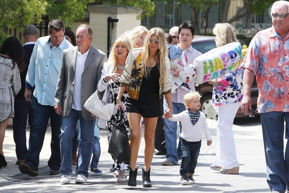Fergie, ses parents Jon Patrick Ferguson et Theresa Ann Ferguson, son mari Josh Duhamel et leur fils Axl se rendent à la messe pour Pâques à Brentwood, le 27 mars 2016.
