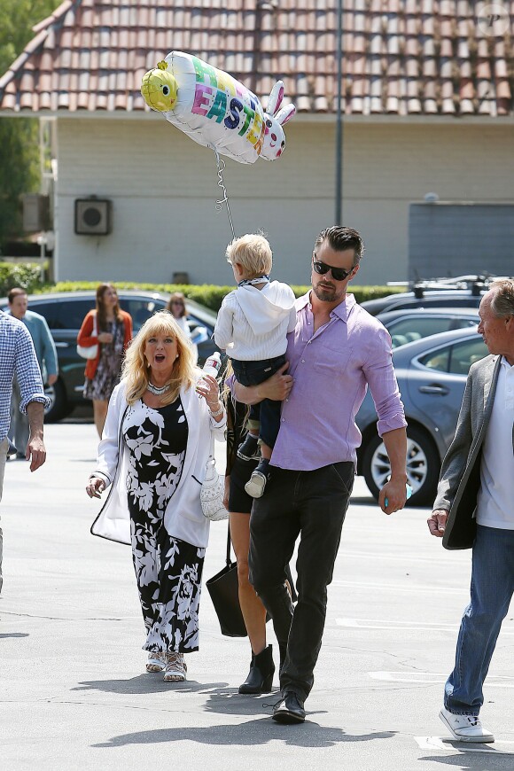 Fergie, ses parents Jon Patrick Ferguson et Theresa Ann Ferguson, son mari Josh Duhamel et leur fils Axl se rendent à la messe pour Pâques à Brentwood, le 27 mars 2016.