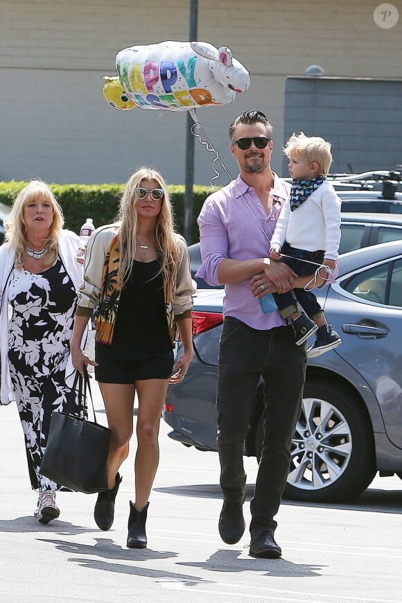 Fergie, ses parents Jon Patrick Ferguson et Theresa Ann Ferguson, son mari Josh Duhamel et leur fils Axl se rendent à la messe pour Pâques à Brentwood, le 27 mars 2016.