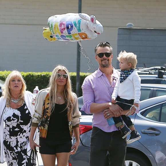 Fergie, ses parents Jon Patrick Ferguson et Theresa Ann Ferguson, son mari Josh Duhamel et leur fils Axl se rendent à la messe pour Pâques à Brentwood, le 27 mars 2016.