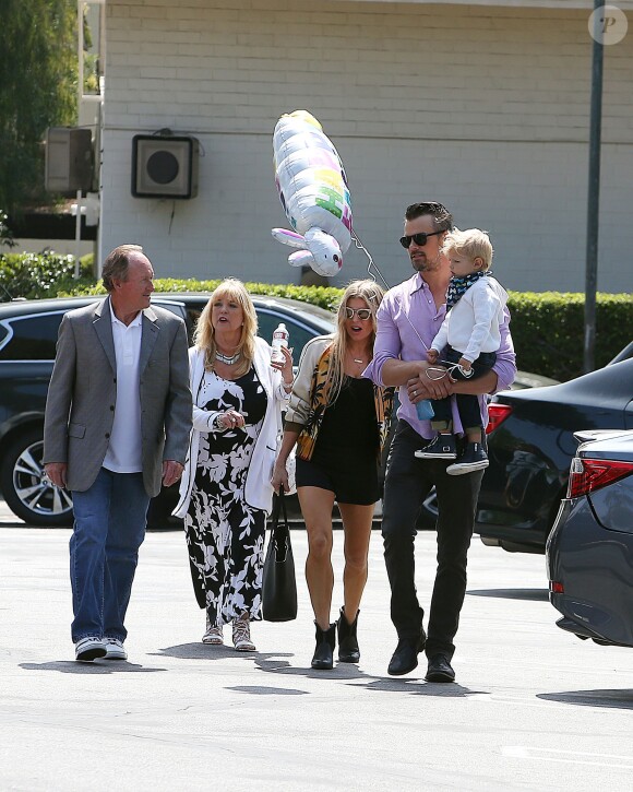 Fergie, ses parents Jon Patrick Ferguson et Theresa Ann Ferguson, son mari Josh Duhamel et leur fils Axl se rendent à la messe pour Pâques à Brentwood, le 27 mars 2016.