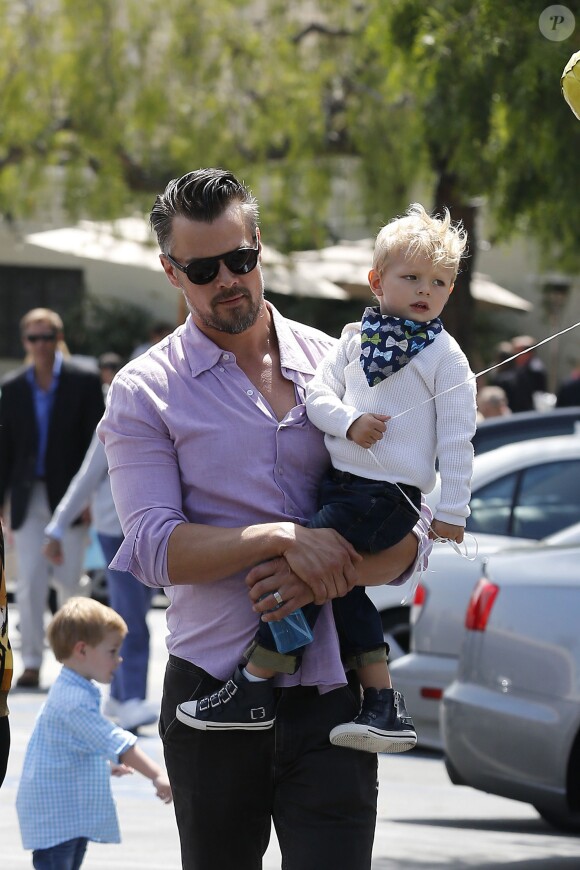 Fergie, ses parents Jon Patrick Ferguson et Theresa Ann Ferguson, son mari Josh Duhamel et leur fils Axl se rendent à la messe pour Pâques à Brentwood, le 27 mars 2016.