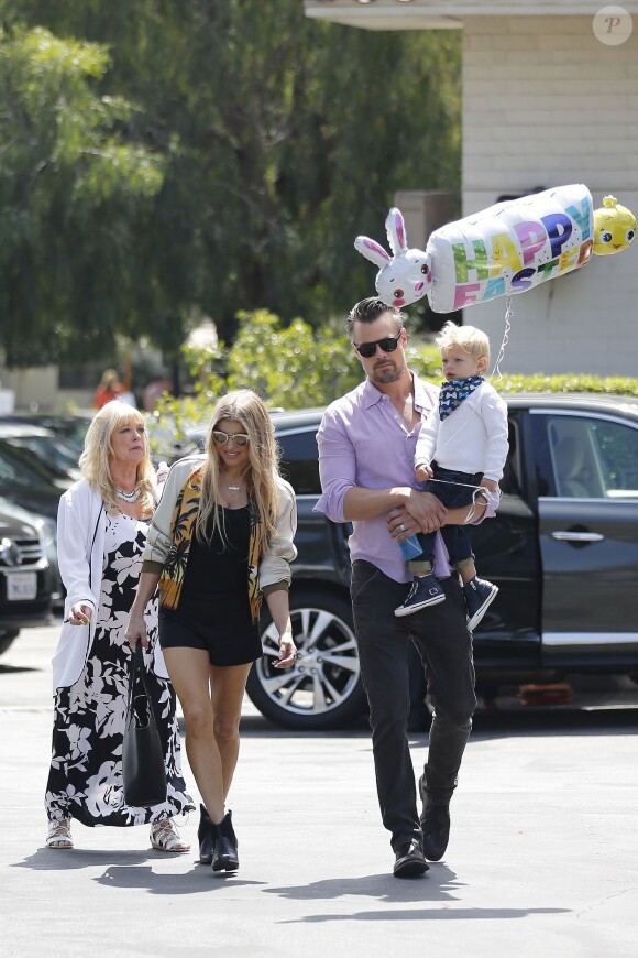 Fergie, ses parents Jon Patrick Ferguson et Theresa Ann Ferguson, son mari Josh Duhamel et leur fils Axl se rendent à la messe pour Pâques à Brentwood, le 27 mars 2016.