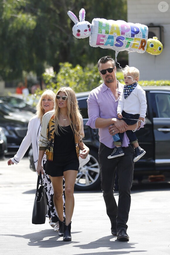 Fergie, ses parents Jon Patrick Ferguson et Theresa Ann Ferguson, son mari Josh Duhamel et leur fils Axl se rendent à la messe pour Pâques à Brentwood, le 27 mars 2016.