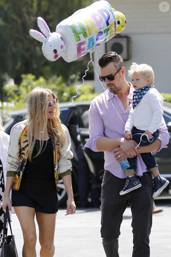 Fergie, ses parents Jon Patrick Ferguson et Theresa Ann Ferguson, son mari Josh Duhamel et leur fils Axl se rendent à la messe pour Pâques à Brentwood, le 27 mars 2016.