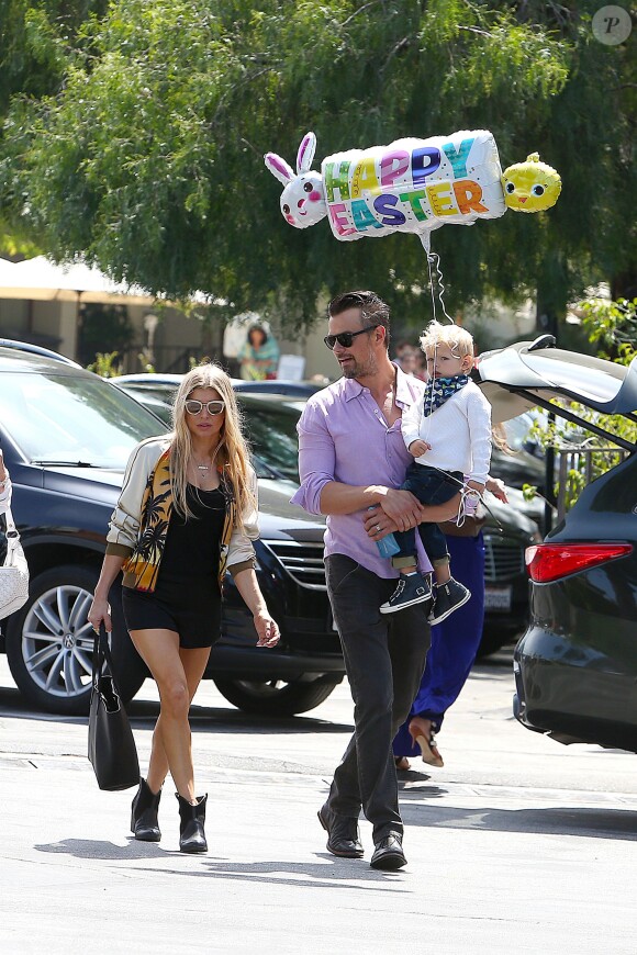 Fergie, ses parents Jon Patrick Ferguson et Theresa Ann Ferguson, son mari Josh Duhamel et leur fils Axl se rendent à la messe pour Pâques à Brentwood, le 27 mars 2016.