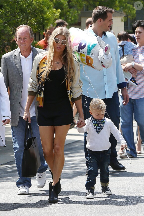 Fergie, ses parents Jon Patrick Ferguson et Theresa Ann Ferguson, son mari Josh Duhamel et leur fils Axl se rendent à la messe pour Pâques à Brentwood, le 27 mars 2016.