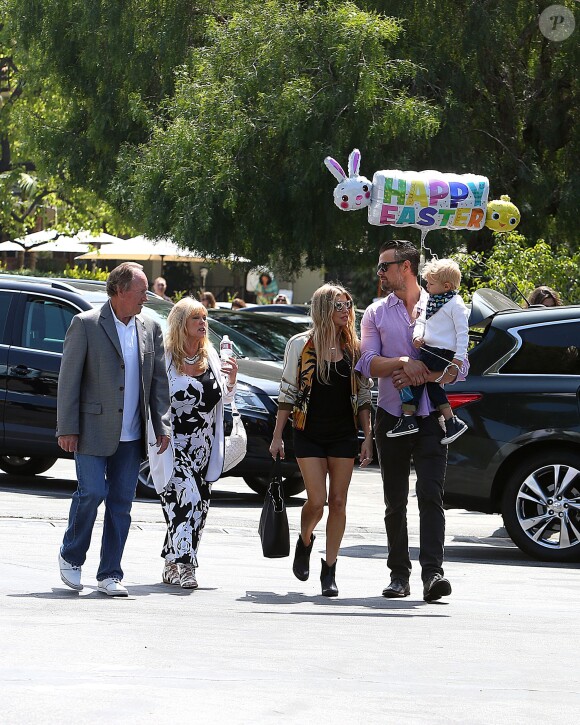 Fergie, ses parents Jon Patrick Ferguson et Theresa Ann Ferguson, son mari Josh Duhamel et leur fils Axl se rendent à la messe pour Pâques à Brentwood, le 27 mars 2016.