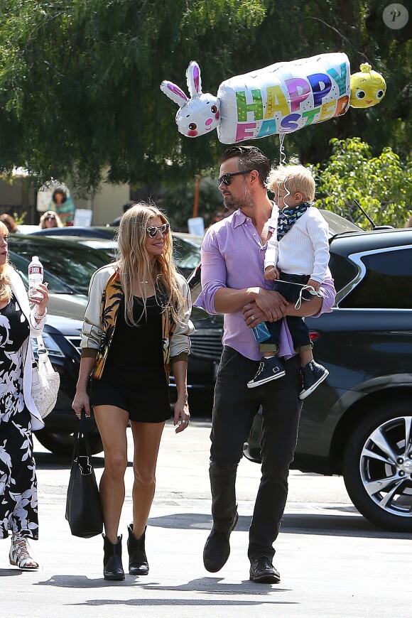 Fergie, ses parents Jon Patrick Ferguson et Theresa Ann Ferguson, son mari Josh Duhamel et leur fils Axl se rendent à la messe pour Pâques à Brentwood, le 27 mars 2016.