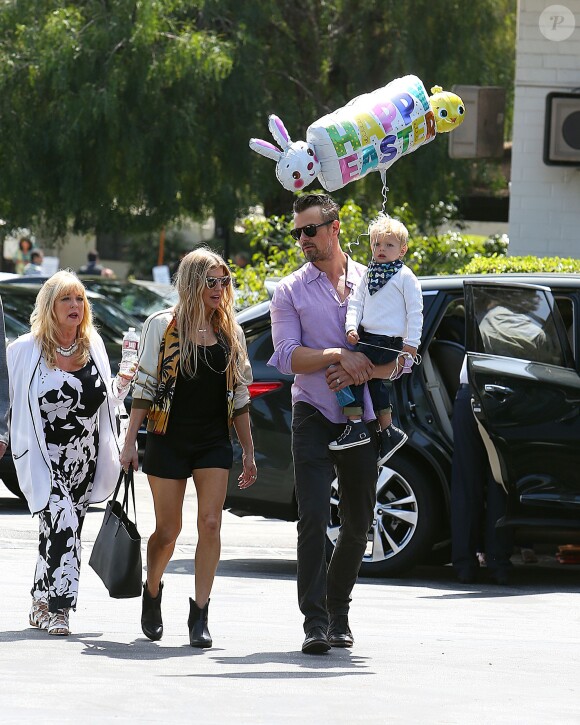 Fergie, ses parents Jon Patrick Ferguson et Theresa Ann Ferguson, son mari Josh Duhamel et leur fils Axl se rendent à la messe pour Pâques à Brentwood, le 27 mars 2016.