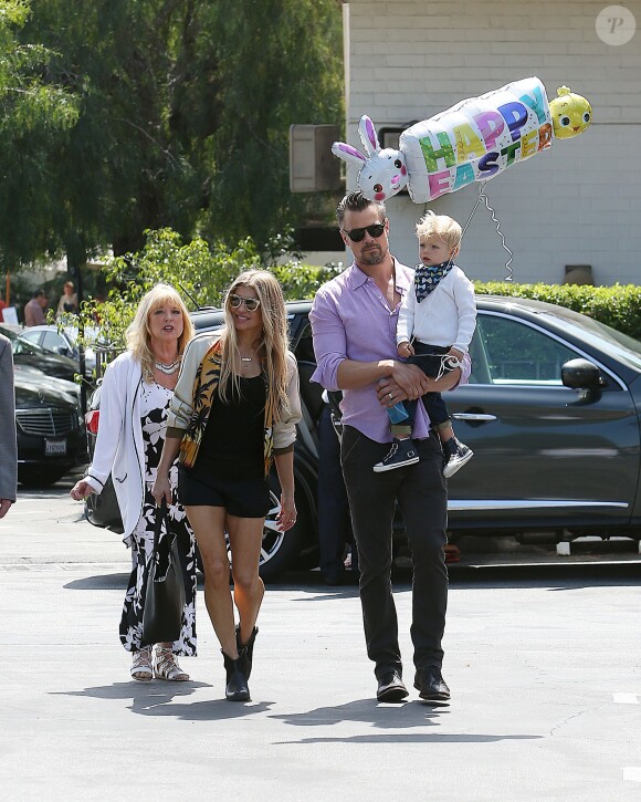 Fergie, ses parents Jon Patrick Ferguson et Theresa Ann Ferguson, son mari Josh Duhamel et leur fils Axl se rendent à la messe pour Pâques à Brentwood, le 27 mars 2016.