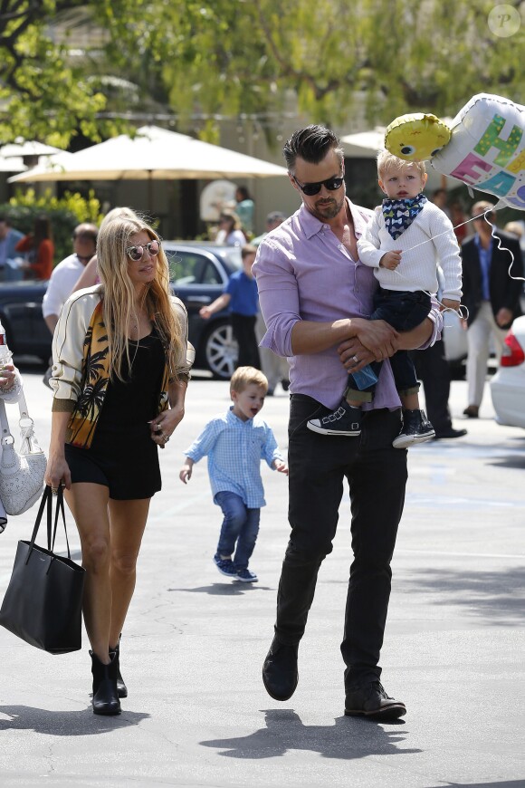 Fergie, ses parents Jon Patrick Ferguson et Theresa Ann Ferguson, son mari Josh Duhamel et leur fils Axl se rendent à la messe pour Pâques à Brentwood, le 27 mars 2016.