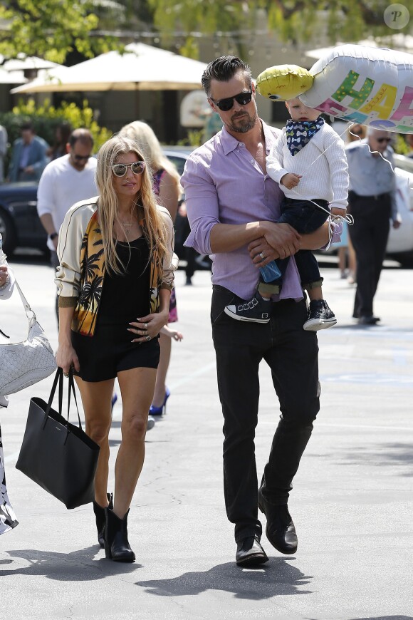 Fergie, ses parents Jon Patrick Ferguson et Theresa Ann Ferguson, son mari Josh Duhamel et leur fils Axl se rendent à la messe pour Pâques à Brentwood, le 27 mars 2016.