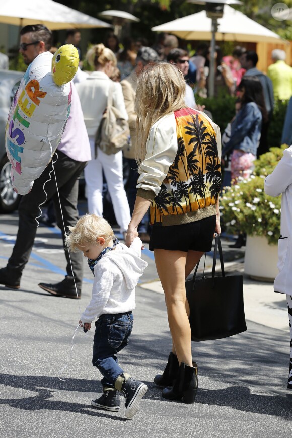 Fergie, ses parents Jon Patrick Ferguson et Theresa Ann Ferguson, son mari Josh Duhamel et leur fils Axl se rendent à la messe pour Pâques à Brentwood, le 27 mars 2016.