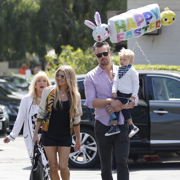 Fergie, ses parents Jon Patrick Ferguson et Theresa Ann Ferguson, son mari Josh Duhamel et leur fils Axl se rendent à la messe pour Pâques à Brentwood, le 27 mars 2016.