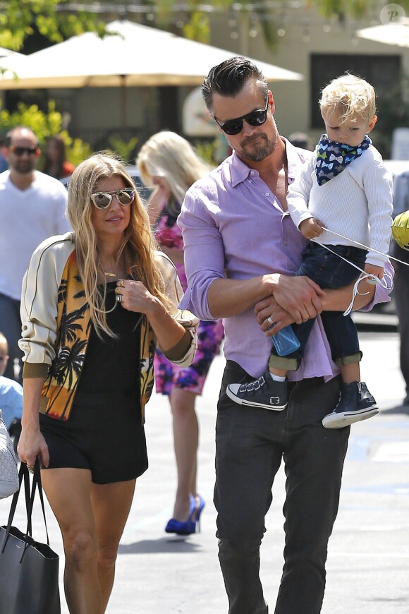 Fergie, ses parents Jon Patrick Ferguson et Theresa Ann Ferguson, son mari Josh Duhamel et leur fils Axl se rendent à la messe pour Pâques à Brentwood, le 27 mars 2016.