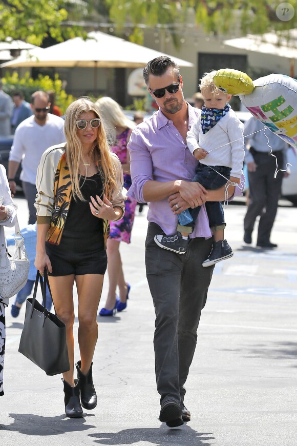 Fergie, ses parents Jon Patrick Ferguson et Theresa Ann Ferguson, son mari Josh Duhamel et leur fils Axl se rendent à la messe pour Pâques à Brentwood, le 27 mars 2016.