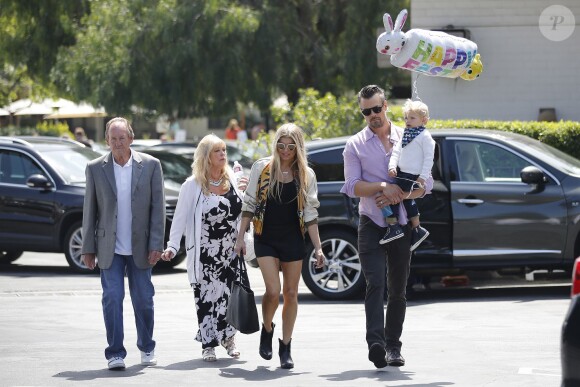 Fergie, ses parents Jon Patrick Ferguson et Theresa Ann Ferguson, son mari Josh Duhamel et leur fils Axl se rendent à la messe pour Pâques à Brentwood, le 27 mars 2016.