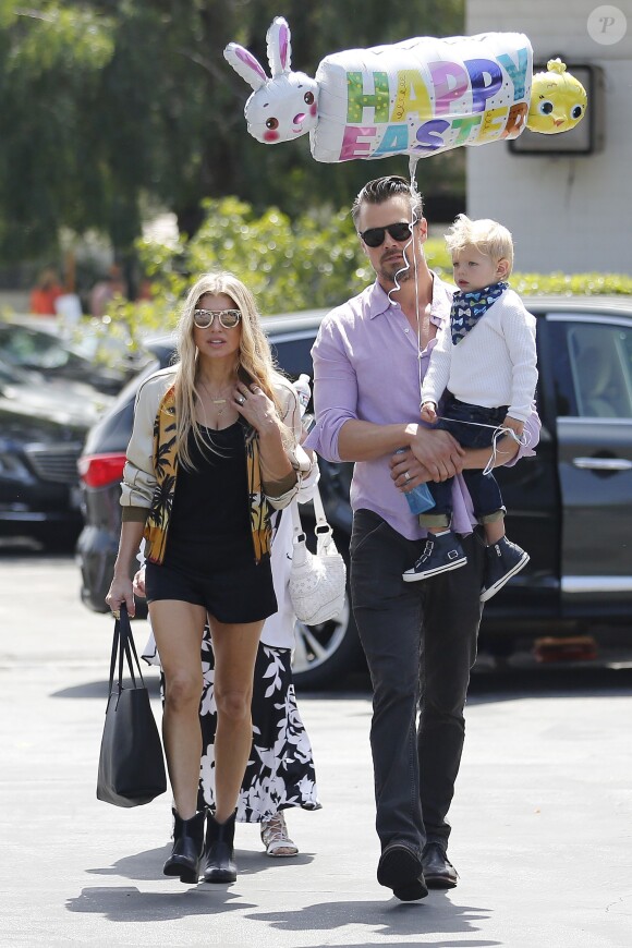Fergie, ses parents Jon Patrick Ferguson et Theresa Ann Ferguson, son mari Josh Duhamel et leur fils Axl se rendent à la messe pour Pâques à Brentwood, le 27 mars 2016.
