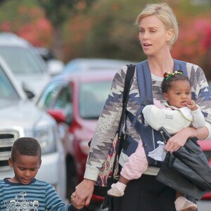 Exclusif - Charlize Theron emmène ses enfants Jackson et August Theron à leur cours de musique à Los Angeles, le 11 mars 2016