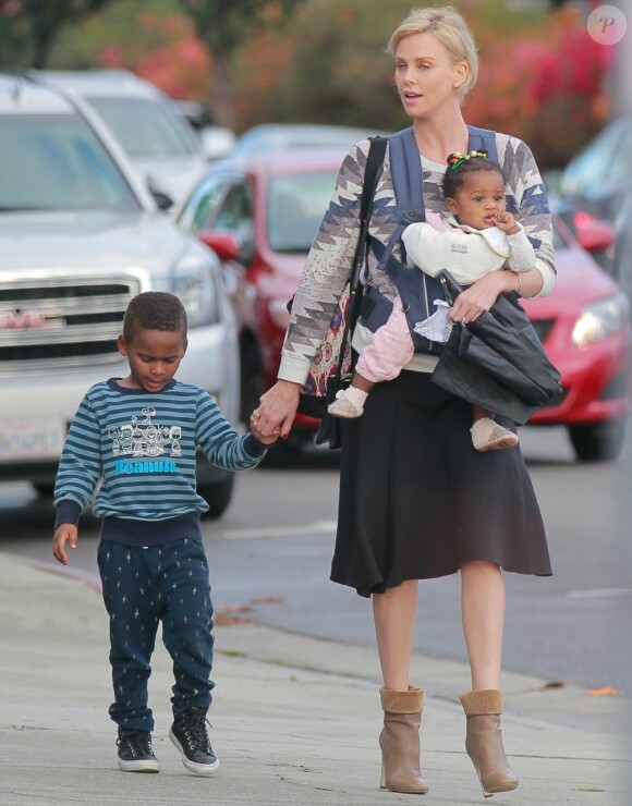Exclusif - Charlize Theron emmène ses enfants Jackson et August Theron à leur cours de musique à Los Angeles, le 11 mars 2016