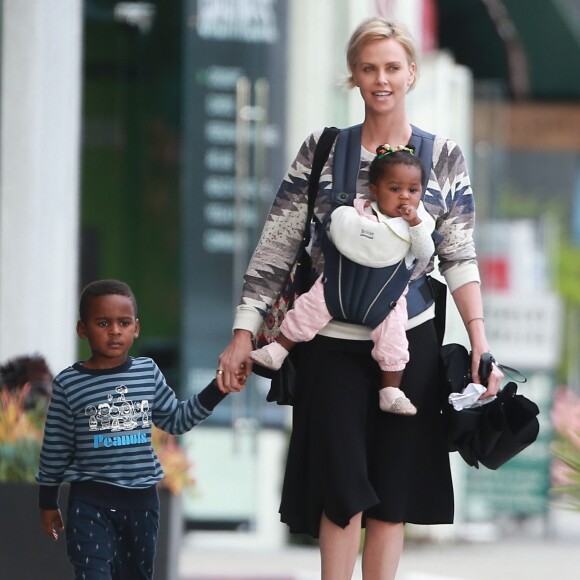 Exclusif - Charlize Theron emmène ses enfants Jackson et August Theron à leur cours de musique à Los Angeles, le 11 mars 2016