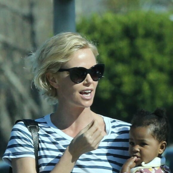 Exclusif - Charlize Theron et sa fille August sont allées déjeuner avec un mystérieux inconnu à Hollywood. Charlize semble très proche du jeune homme. Le 28 février 2016