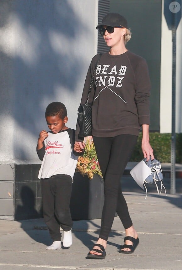 Exclusif - Charlize Theron emmène son fils Jackson à l'école de musique à Hollywood le 19 février 2016.