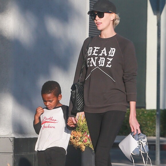 Exclusif - Charlize Theron emmène son fils Jackson à l'école de musique à Hollywood le 19 février 2016.