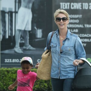 Exclusif - Charlize Theron se promène avec sa fille August et son fils Jackson à Hollywood, le 16 octobre 2015