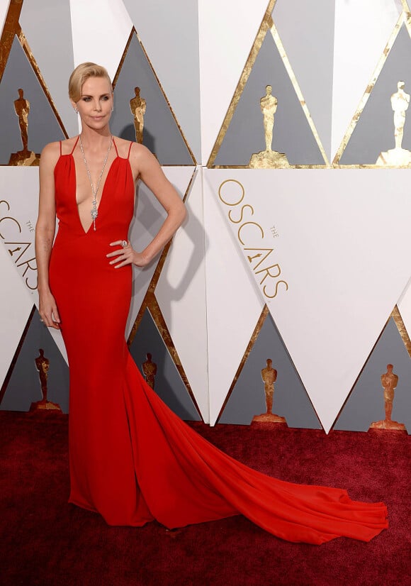 Charlize Theron (Habillée en Dior) à la 88ème cérémonie des Oscars à Hollywood, le 28 février 2016.
