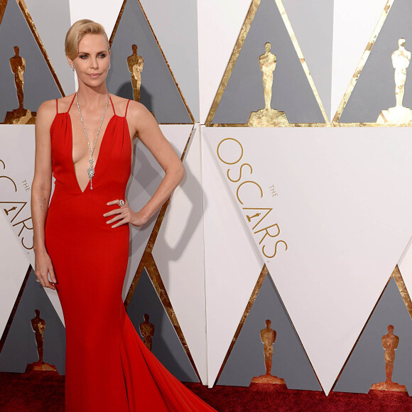 Charlize Theron (Habillée en Dior) à la 88ème cérémonie des Oscars à Hollywood, le 28 février 2016.