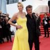 Charlize Theron et son fiancé Sean Penn lors de la Montée des marches du film "Mad Max : Fury Road" lors du 68 ème Festival International du Film de Cannes, à Cannes le 14 mai 2015.