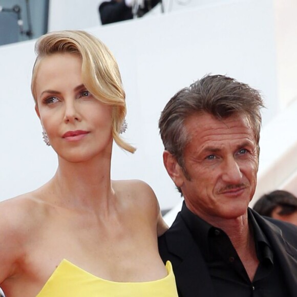 Charlize Theron et son fiancé Sean Penn lors de la Montée des marches du film "Mad Max : Fury Road" lors du 68 ème Festival International du Film de Cannes, à Cannes le 14 mai 2015.
