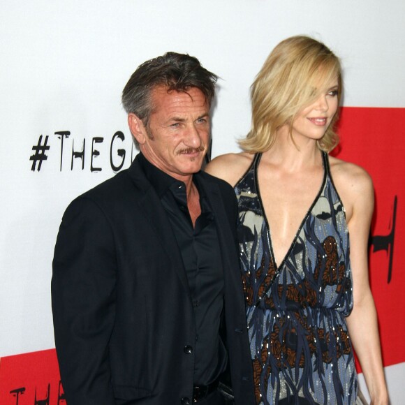 Sean Penn et sa compagne Charlize Theron à la première de "The Gunman" à Los Angeles, le 12 mars 2015