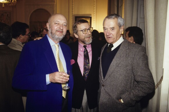 En France, à Paris, lors du cocktail pour la sortie du livre Le Bon Livre : Jean-Pierre Coffe, Georges De Caunes et Jean Carmet en 1989