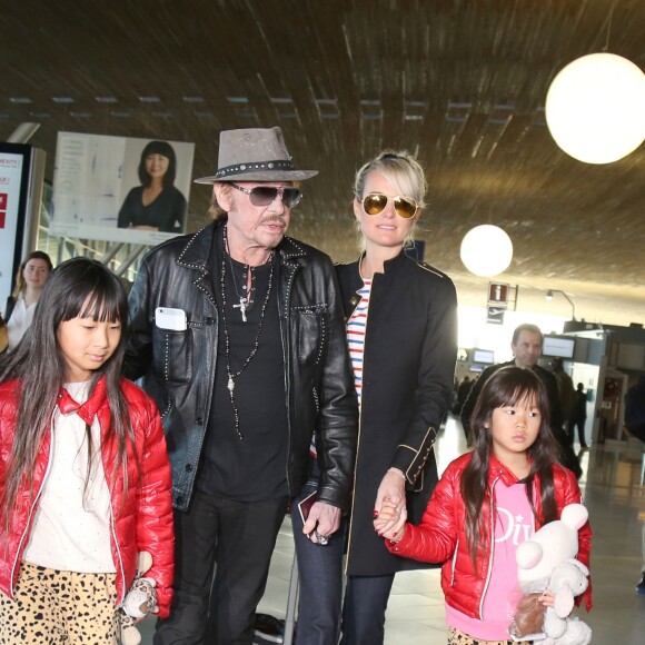 Après son 75ème concert, Johnny Hallyday repart en famille avec sa femme Laeticia et ses filles Jade et Joy à Los Angeles de l'aéroport Roissy Charles de Gaulle le 29 mars 2016.