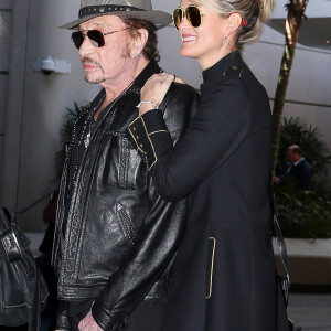 Après son 75ème concert, Johnny Hallyday arrive en famille avec sa femme Laeticia et ses filles Jade et Joy à l'aéroport de Los Angeles en provenance de Paris le 29 mars 2016.