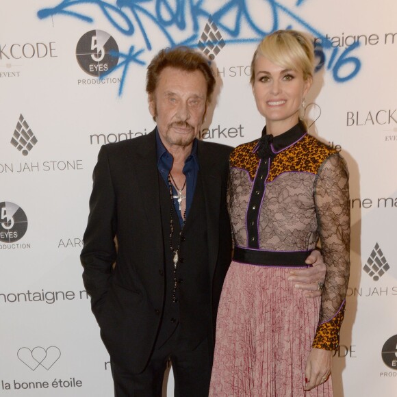 Exclusif - Johnny Hallyday et sa femme Laeticia Hallyday - Le joaillier Aaron Jah Stone et l'artiste Kongo ont présenté une nouvelle collection qui allie Street Art et Joaillerie chez Montaigne Market à Paris le 4 mars 2016.