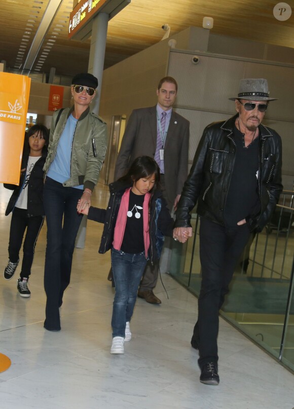 Semi-exclusif - Johnny Hallyday repart en famille avec sa femme Laeticia et ses filles Jade et Joy à Los Angeles de l'aéroport Roissy Charles de Gaulle le 11 janvier 2016, avant de reprendre sa tournée le 22 juin à Montpellier