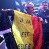 Exclusif : Laeticia pose avec le drapeau belge devant le public - Johnny Hallyday a donné son concert du 26 mars 2016 à Bruxelles, un hommage bouleversant