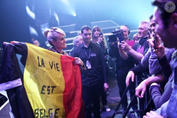 Exclusif : Laeticia pose avec le drapeau belge devant le public - Johnny Hallyday a donné son concert du 26 mars 2016 à Bruxelles, un hommage bouleversant