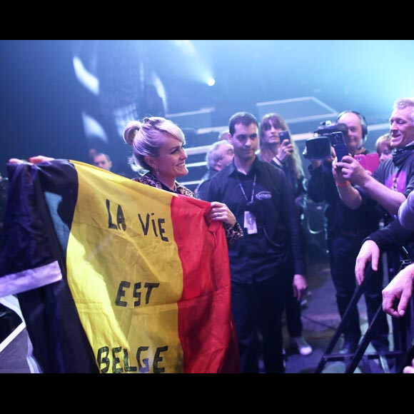 Exclusif : Laeticia pose avec le drapeau belge devant le public - Johnny Hallyday a donné son concert du 26 mars 2016 à Bruxelles, un hommage bouleversant