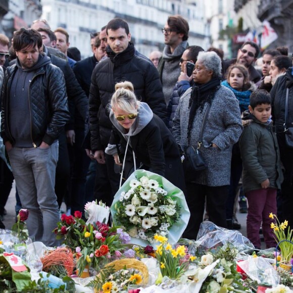 Exclusif : Johnny Hallyday et son épouse Laeticia se recueillent place de la Bourse à Bruxelles le 27 mars 2016
