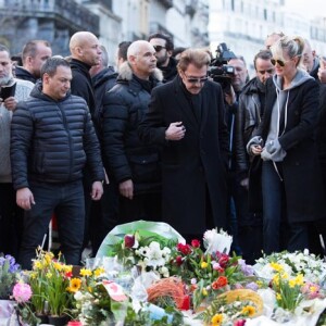 Exclusif : Johnny Hallyday et son épouse Laeticia se recueillent place de la Bourse à Bruxelles le 27 mars 2016