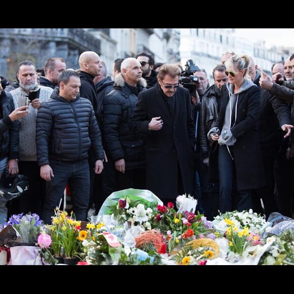 Exclusif : Johnny Hallyday et son épouse Laeticia se recueillent place de la Bourse à Bruxelles le 27 mars 2016