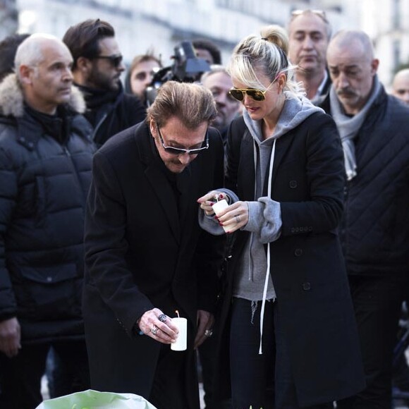 Exclusif : Johnny Hallyday et son épouse Laeticia se recueillent place de la Bourse à Bruxelles le 27 mars 2016